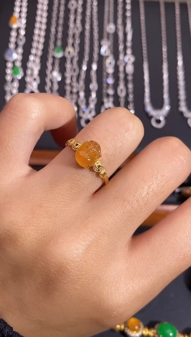 颈饰18K金镶嵌翡翠戒指