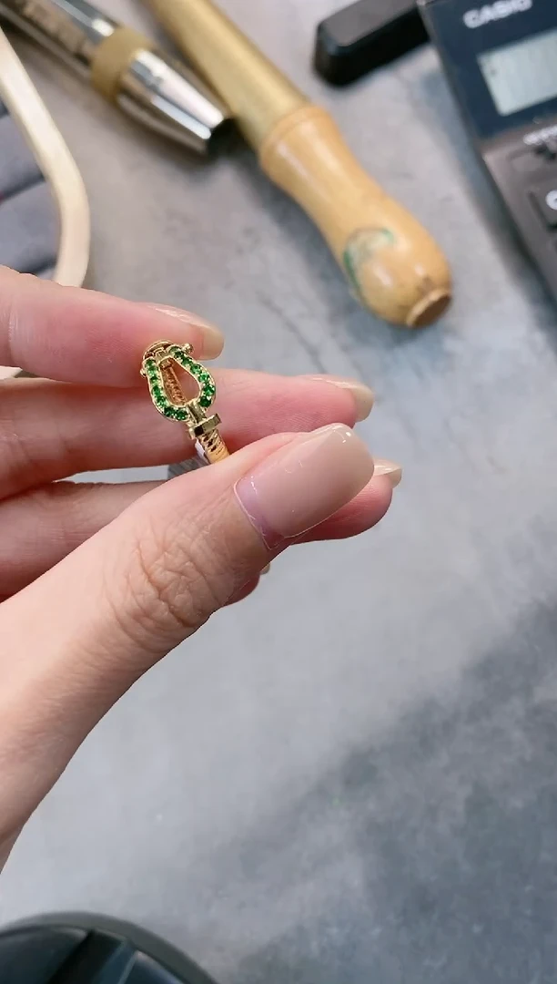 18K金镶嵌戒指石榴石（沙弗莱）·