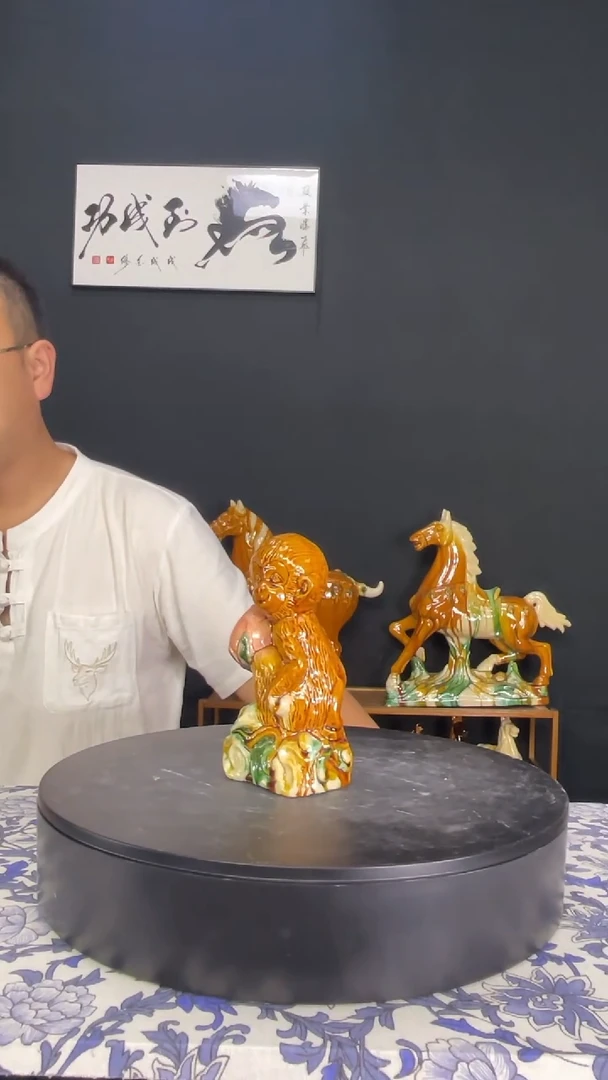 陶瓷灵猴献桃黄色高17cm