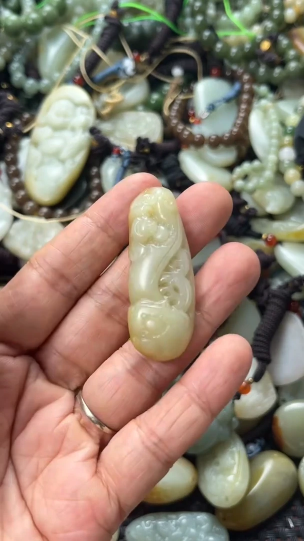 和田玉未镶嵌颈饰（多样性发一件）没有证书有瑕