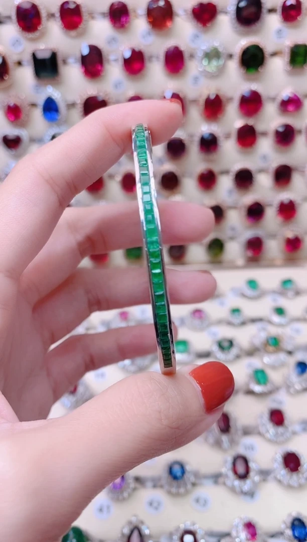 18K金镶嵌手镯祖母绿1