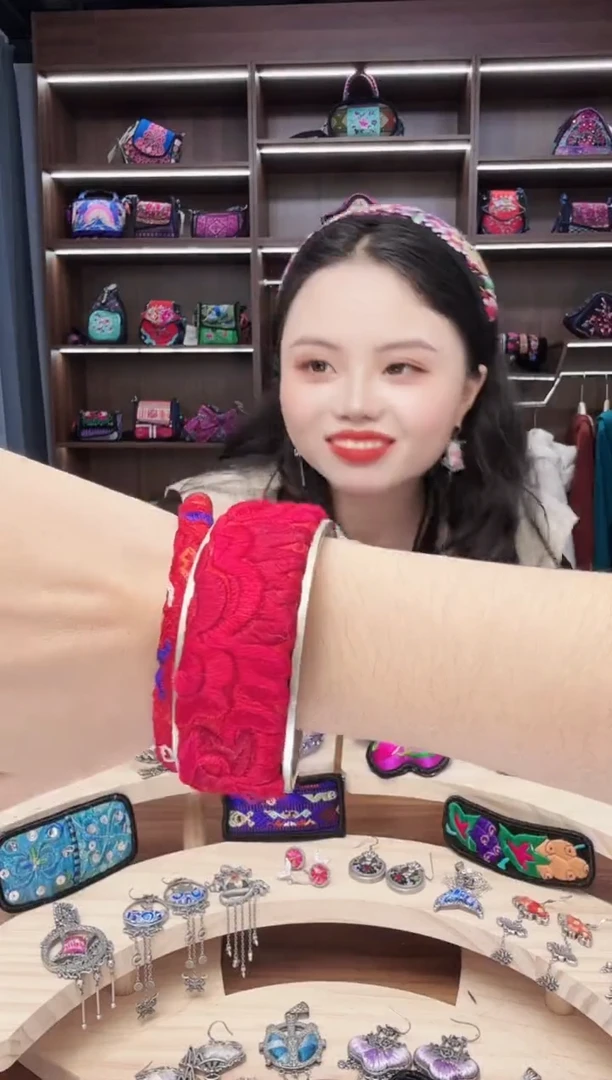 织绣46蒙阿苏苗绣传承店