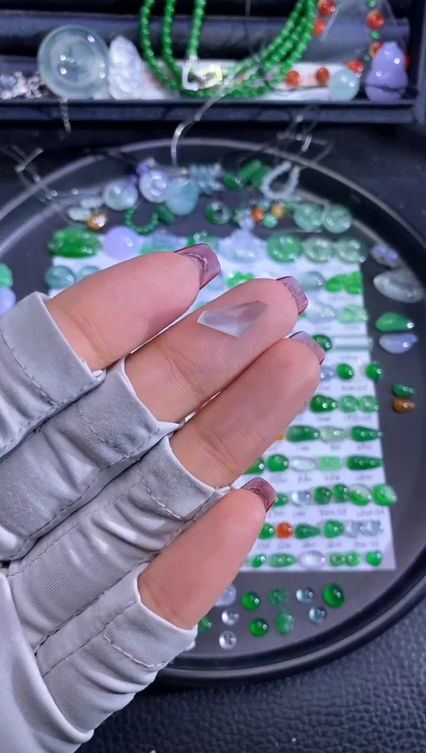 未镶嵌挂件翡翠切割