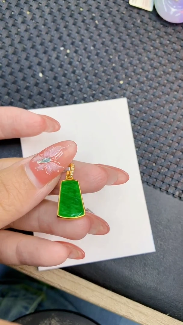 颈饰未镶嵌翡翠1
