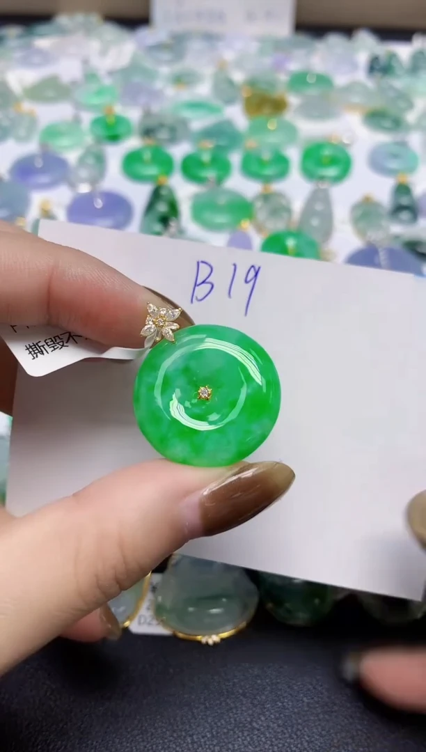 颈饰18K金镶嵌翡翠天然缅甸翡翠A货翡翠百元以上9元证书费自理