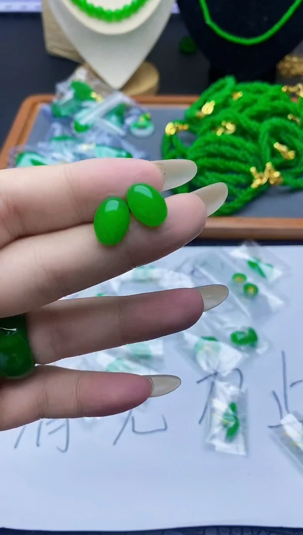 未镶嵌翡翠耳饰..