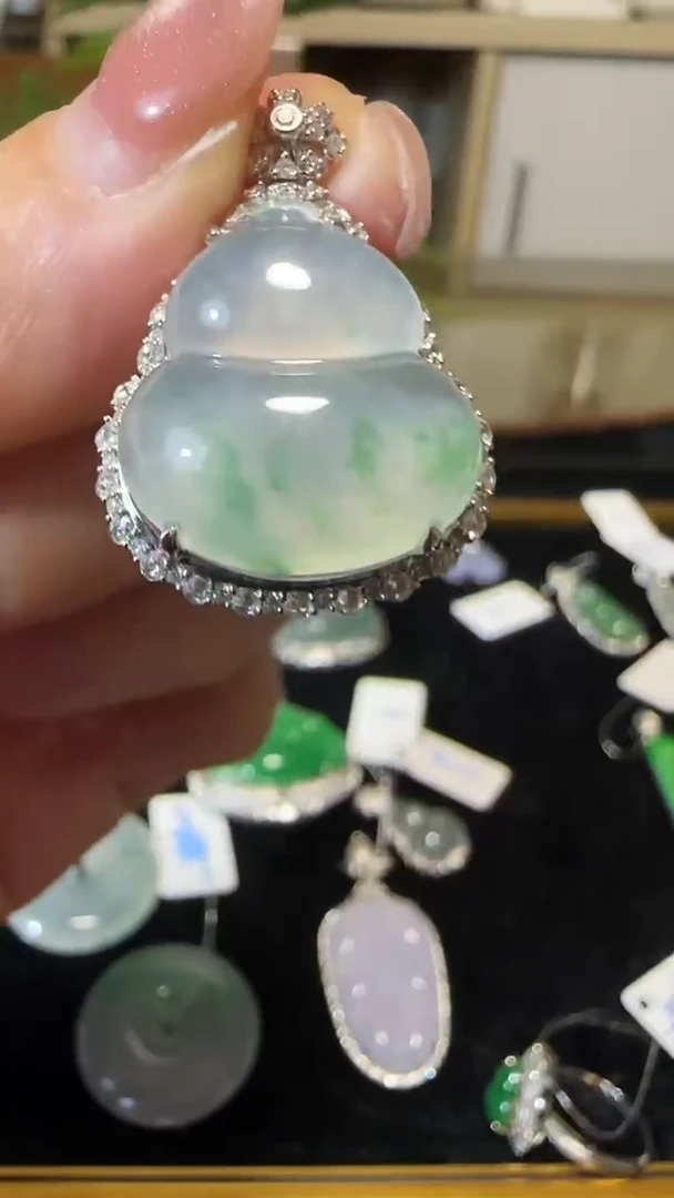 【闪购商品】翡翠吊坠(不含链)18K金镶嵌天然缅甸A货翡翠飘绿花葫芦