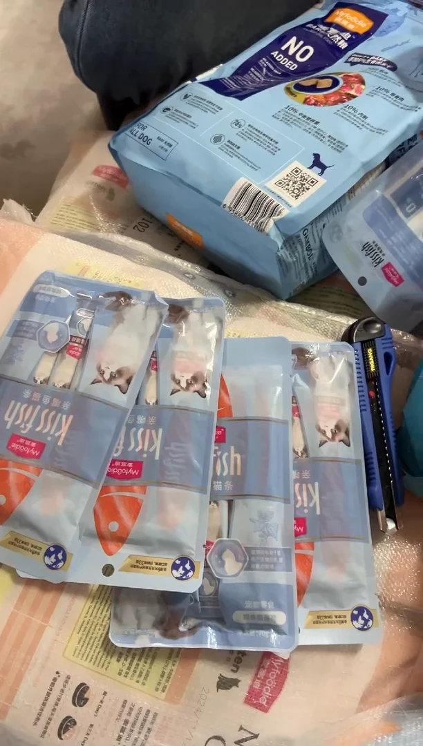 临期明年5月麦富迪亲嘴鱼猫条(口味随机）70g*6包