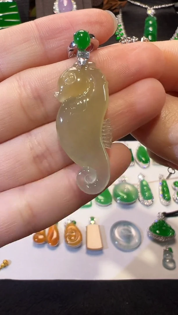 翡翠18K金镶嵌吊坠(不含链)草****?高冰黄翡海马吊坠