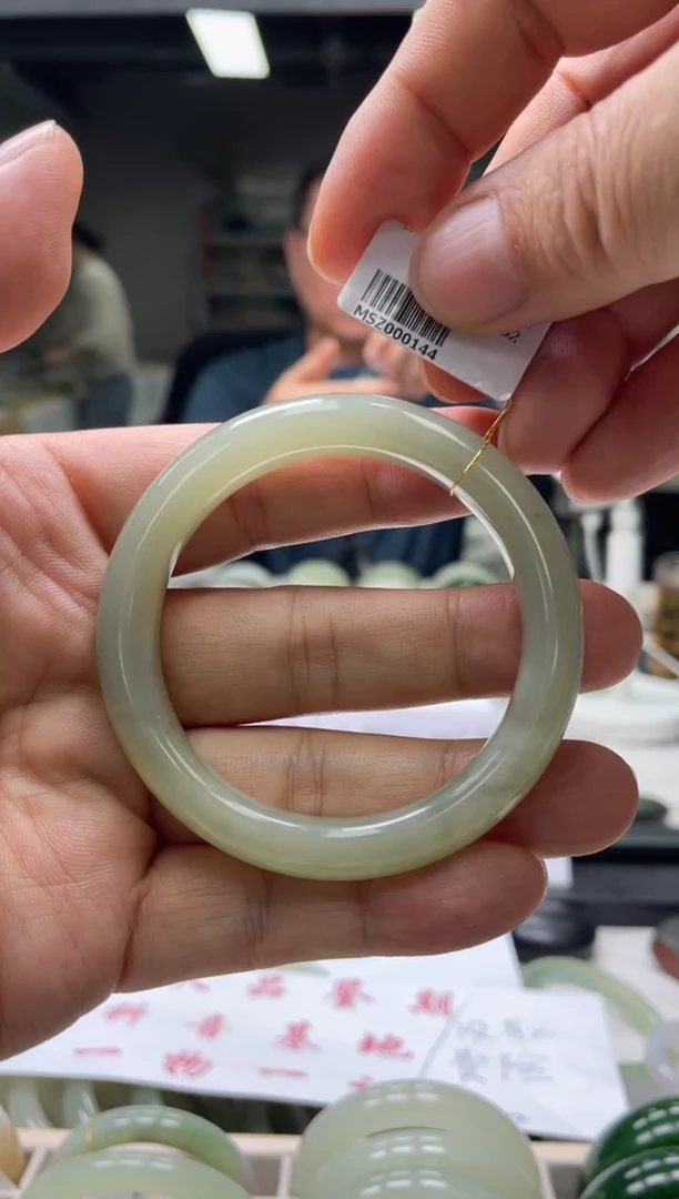 【闪购商品】和田玉手镯未镶嵌编码 0144圈口54