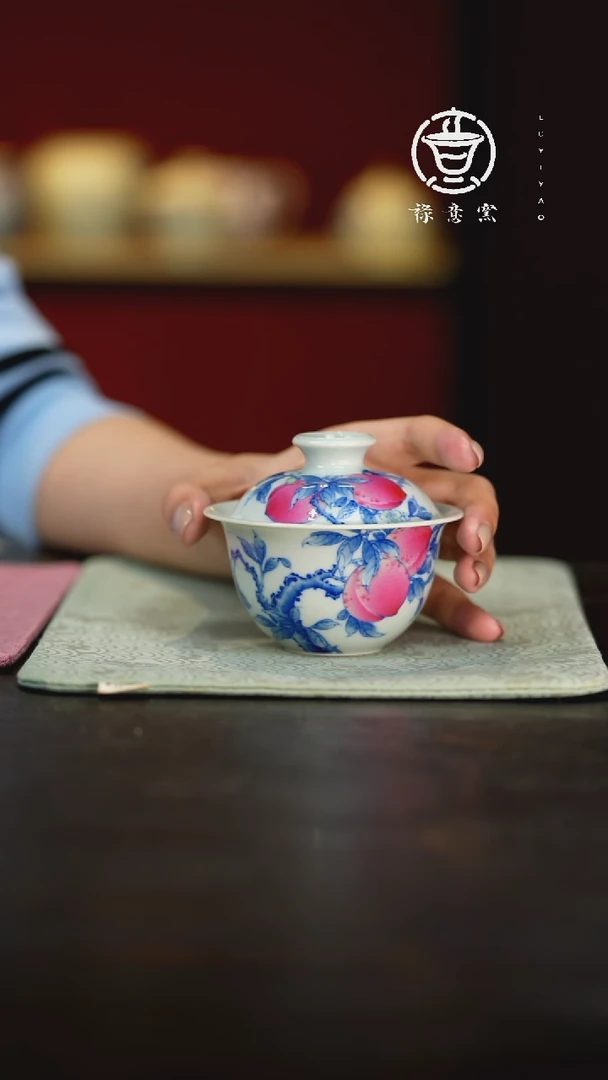 禄意窑青花斗彩花果纹（桃）卧足盖碗