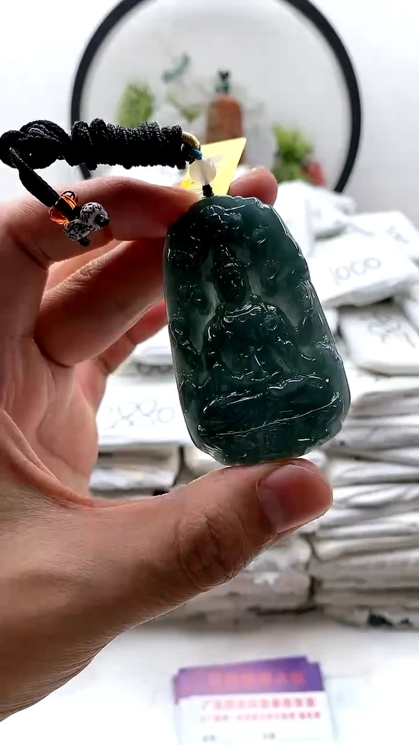 翡翠未镶嵌颈饰千手观音