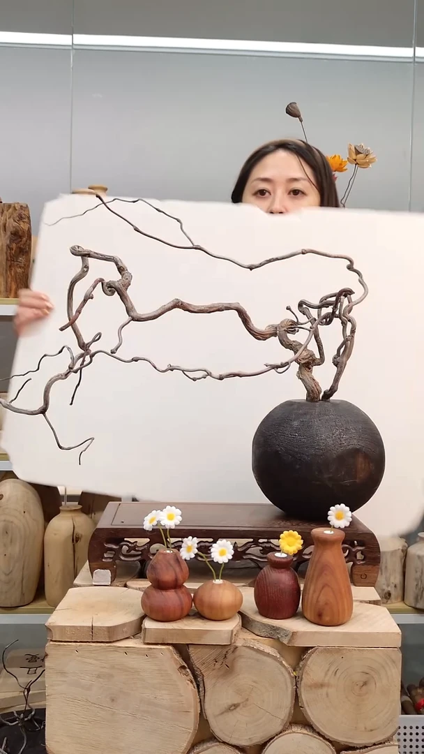 木碳化花瓶配龙枣枝
