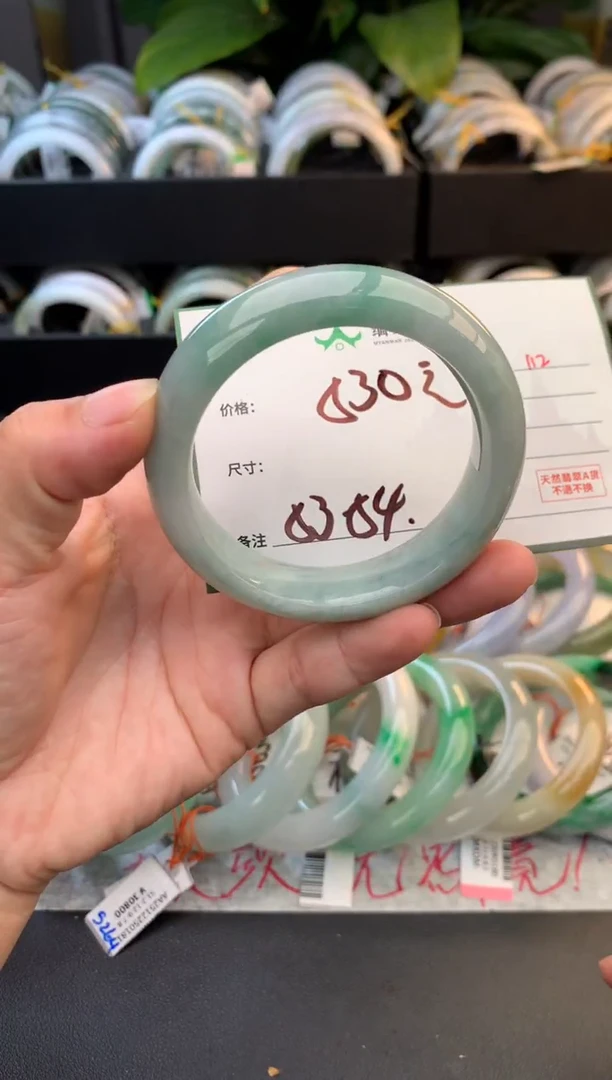 未镶嵌定制翡翠毛货需精细抛光+多人