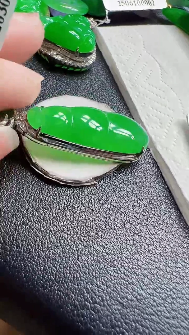 颈饰18K金镶嵌翡翠豆