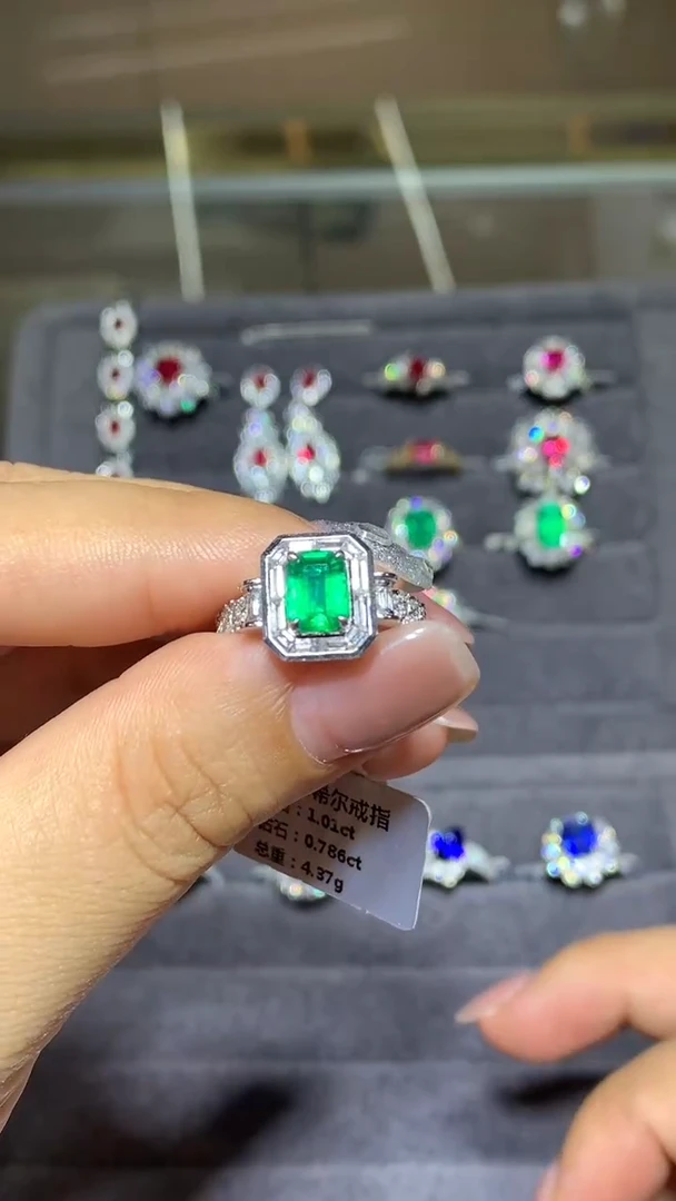 18K金镶嵌戒指祖母绿1.01CT