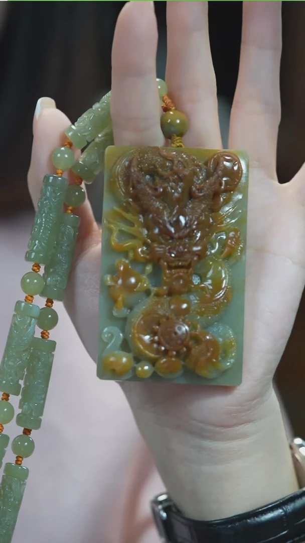 颈饰未镶嵌和田玉龙牌