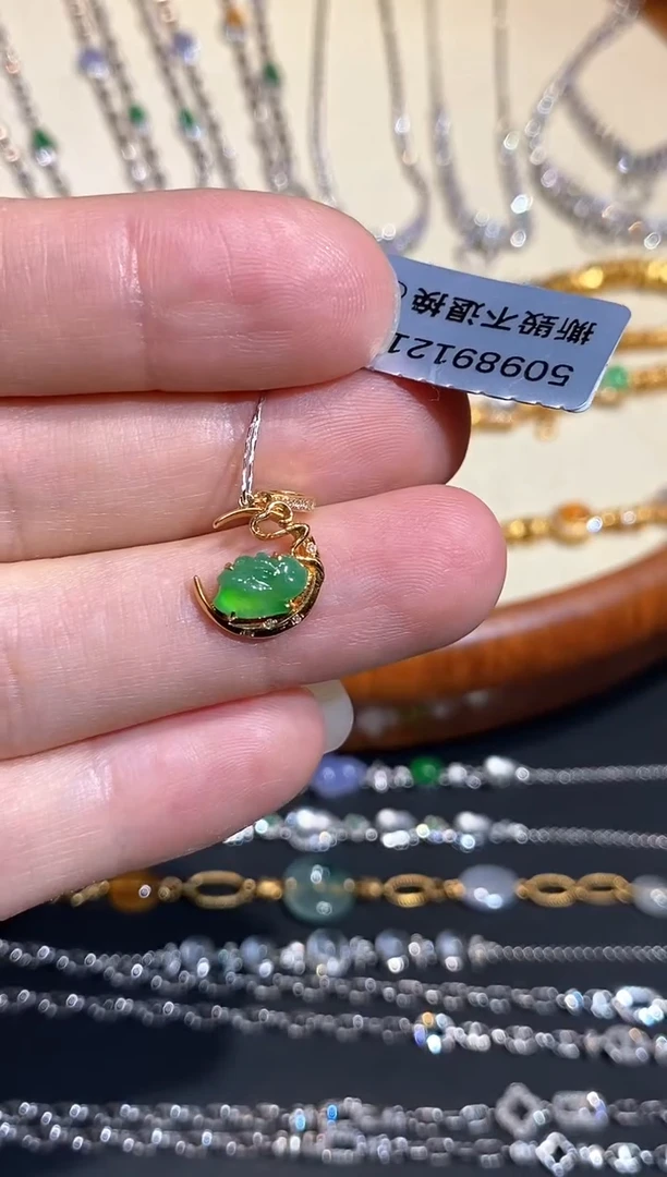 颈饰18K金镶嵌翡翠吊坠