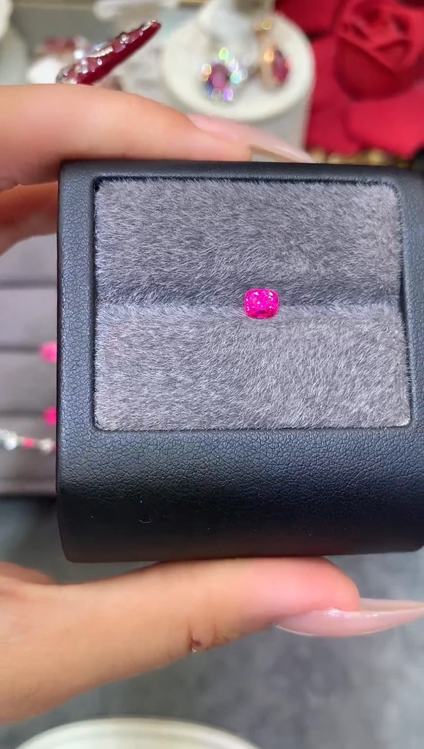 未镶嵌裸石定制尖晶石枕型 绝地武士 0.76ct