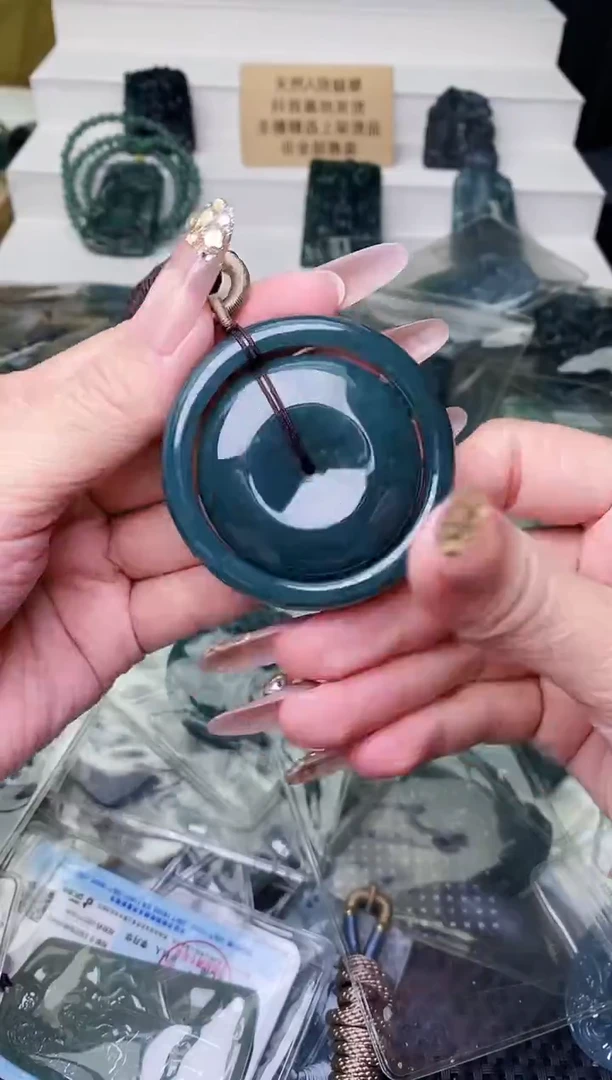 颈饰未镶嵌翡翠