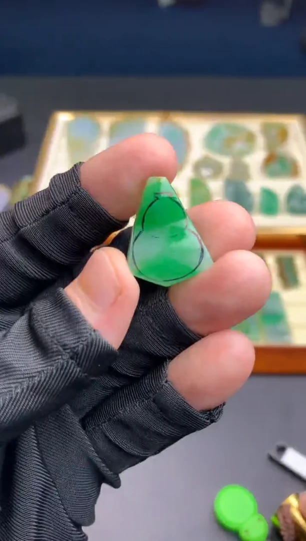 定制翡翠未镶嵌山****丶  天然翡翠原石（含工费）