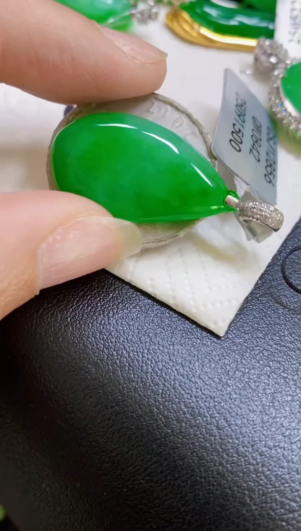 颈饰18K金镶嵌翡翠瓜