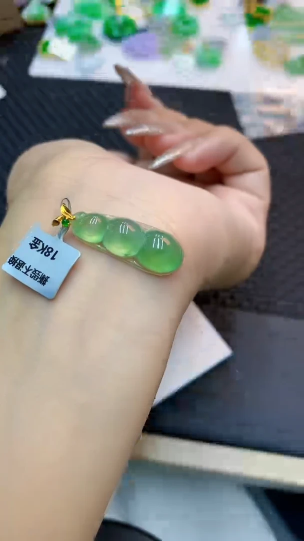 颈饰18K金镶嵌翡翠1