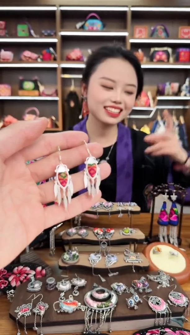 【闪购商品】织绣25蒙阿苏苗绣传承