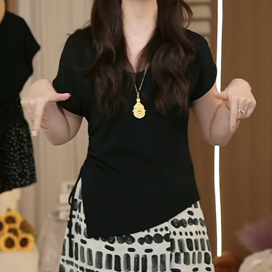 圆V领斜边设计感开叉短袖T恤女2025夏季新款时尚百搭宽松显瘦上衣