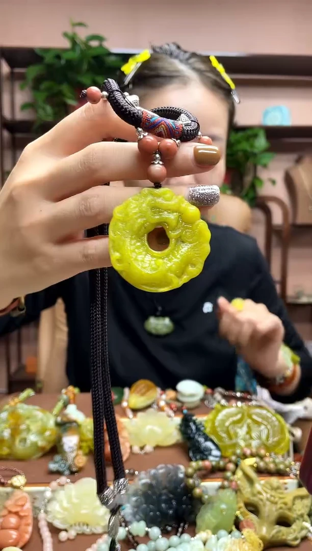 未镶嵌岫玉颈饰·