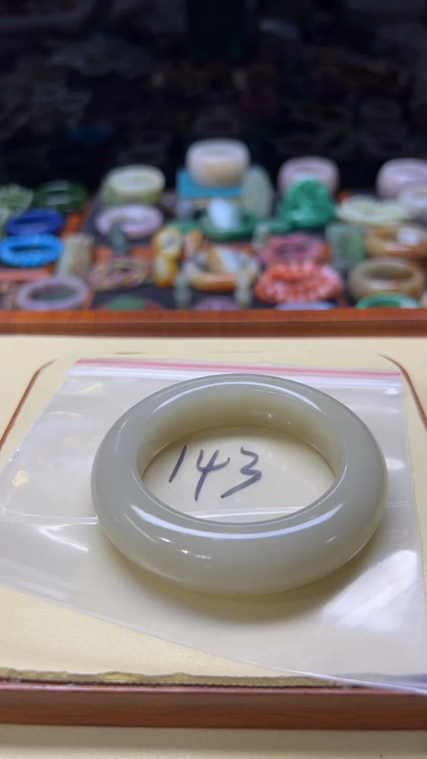 未镶嵌手镯石英质玉小**?143