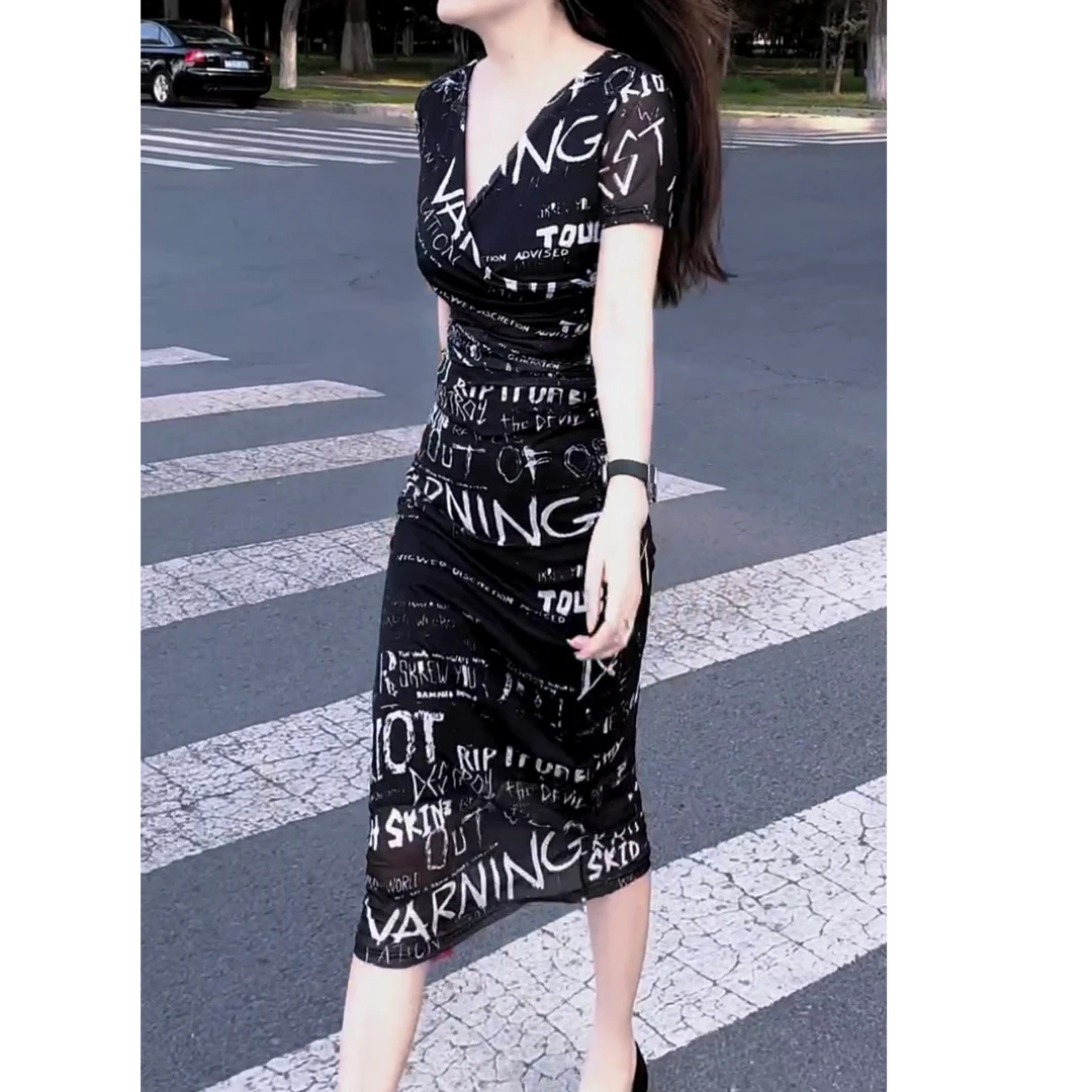 2025新款修身字母气质连衣裙显瘦时尚夏季复古法式黑色性感收腰