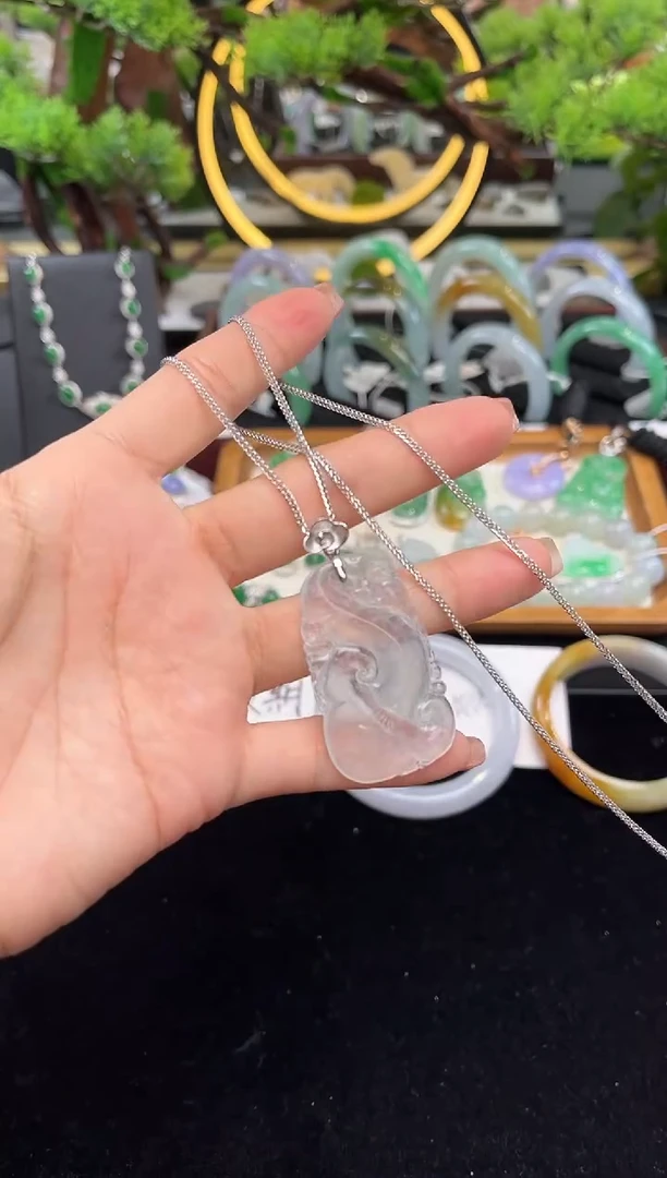 颈饰18K金镶嵌翡翠吊坠