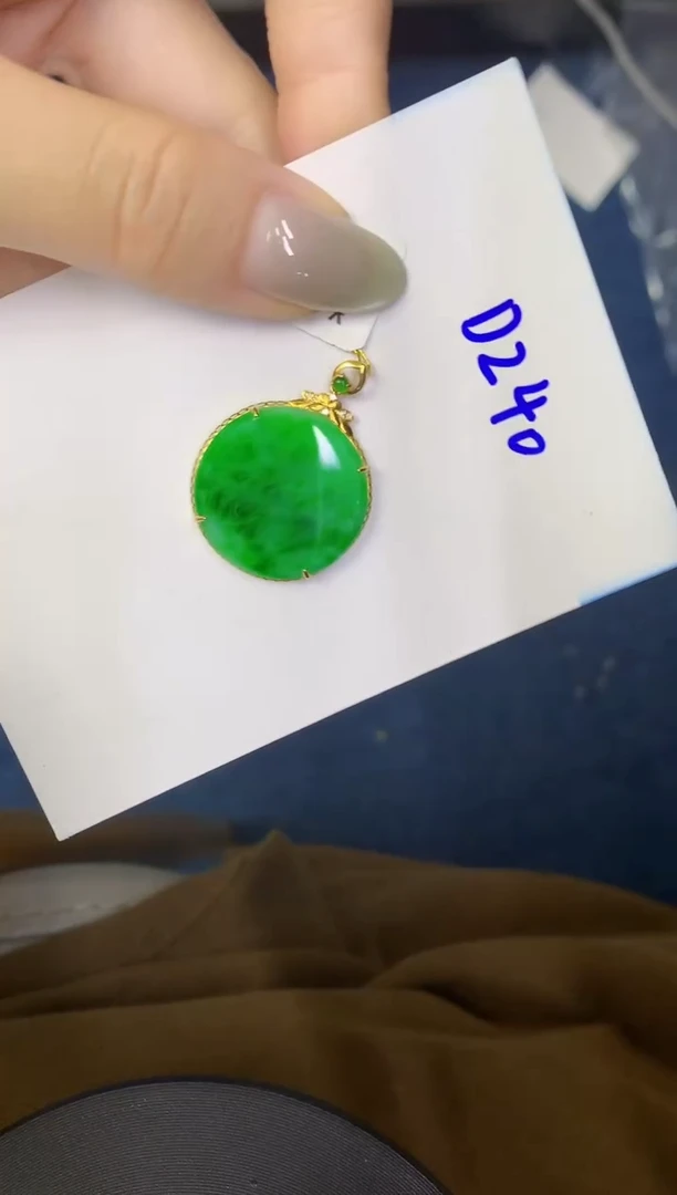 翡翠18K金镶嵌颈饰缅甸天然翡翠A货