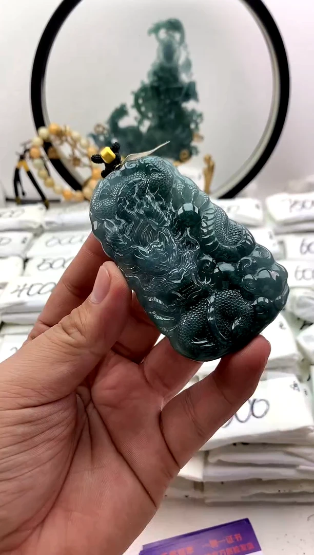 翡翠未镶嵌颈饰龙牌