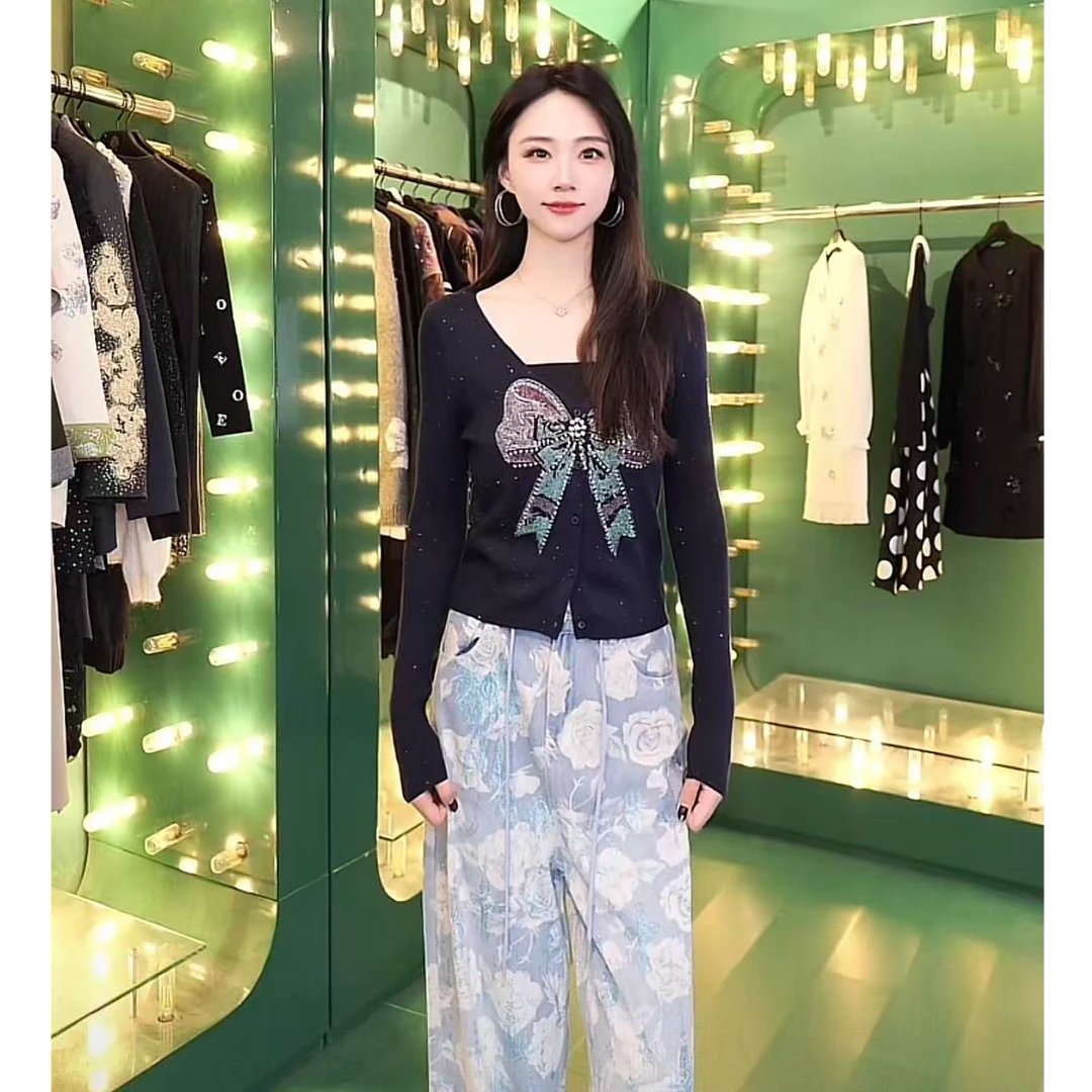 TCH轻奢私服秋款时尚休闲风蝴蝶烫钻淑女蓝色针织开衫T75C43E5028