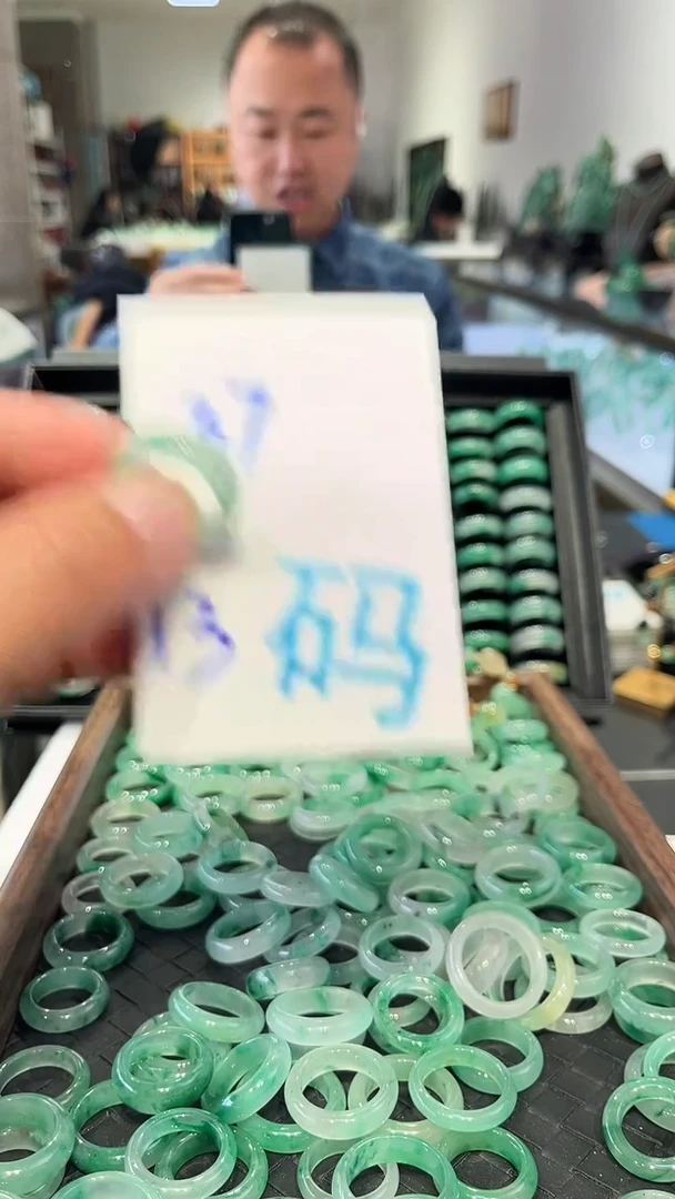 未镶嵌戒圈石英质玉非洲翠