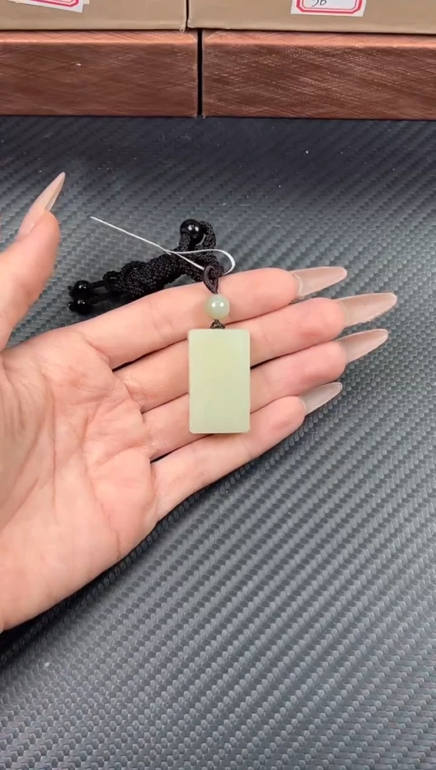 吊坠(赠链)未镶嵌和田玉且末迪克兰二细微色差吊坠Jm