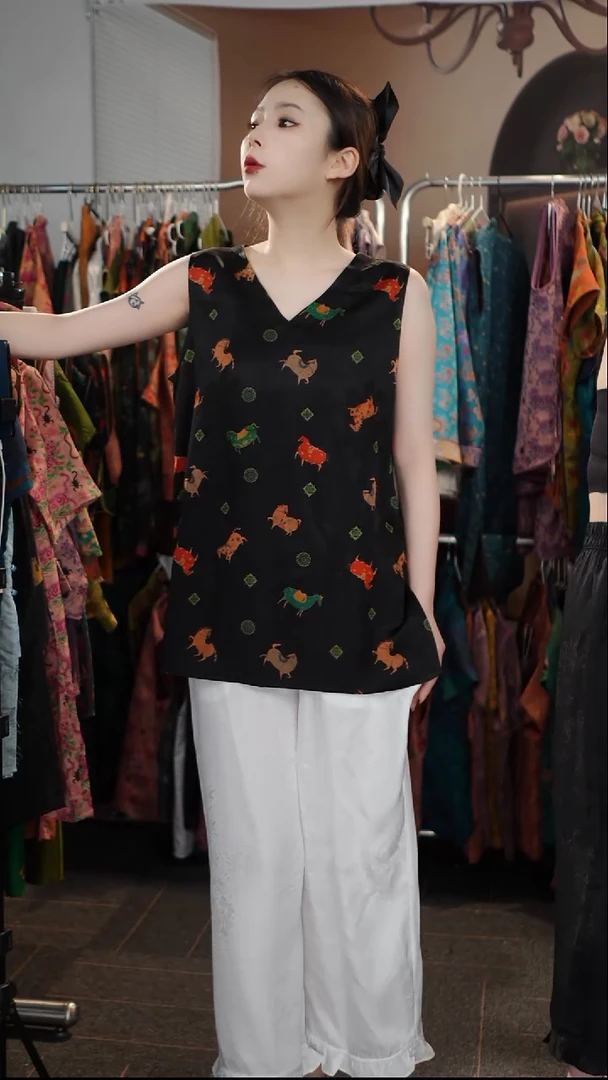 V领彩马新款上衣