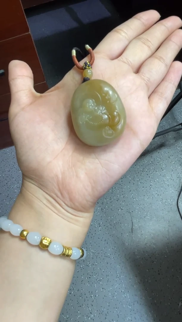吊坠(赠链)未镶嵌和田玉金山糖白佛公（产地直发）