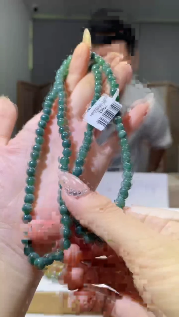 翡翠未镶嵌颈饰翡翠未镶嵌颈饰多样性发其一