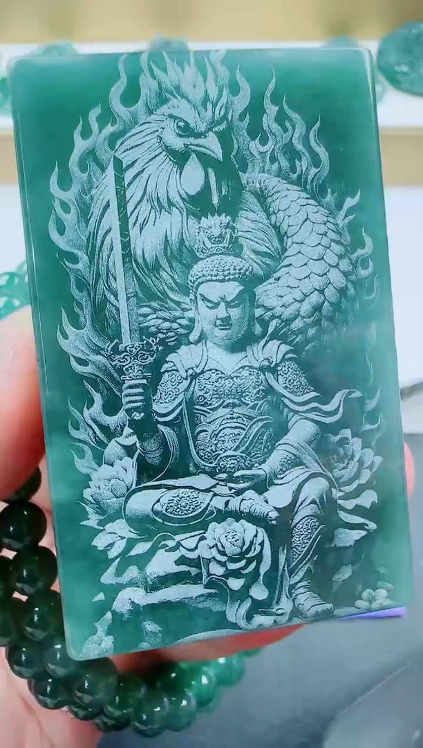 翡翠未镶嵌颈饰鸡本命佛