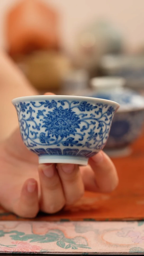 望玉缠枝莲撇口杯
