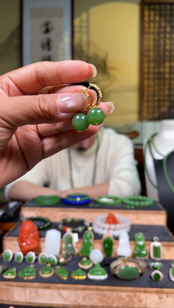 颈饰18K金镶嵌和田玉精品单珠耳饰一对