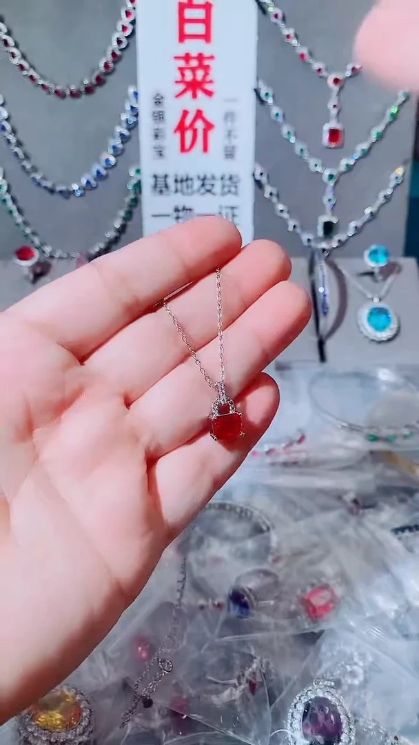 未镶嵌颈饰红宝石红宝石方吊坠