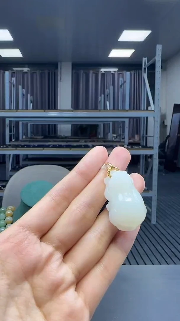 18K金镶嵌和田玉挂件1