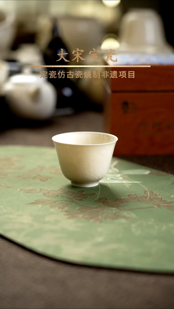 微瑕 业语杯 内里有一圈积釉 下单备注梅 兰 竹 菊