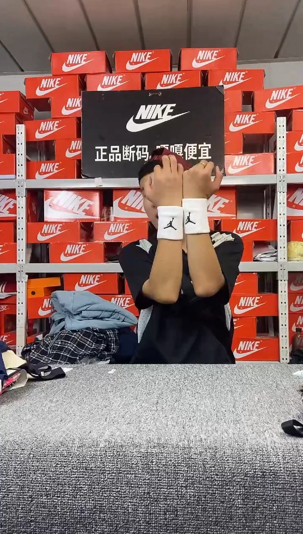 两个白色护腕 护腕 直播间过款