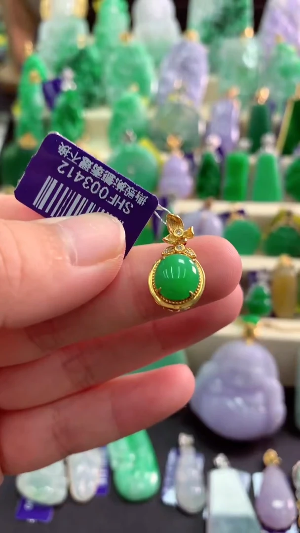 颈饰18K金镶嵌翡翠挂件