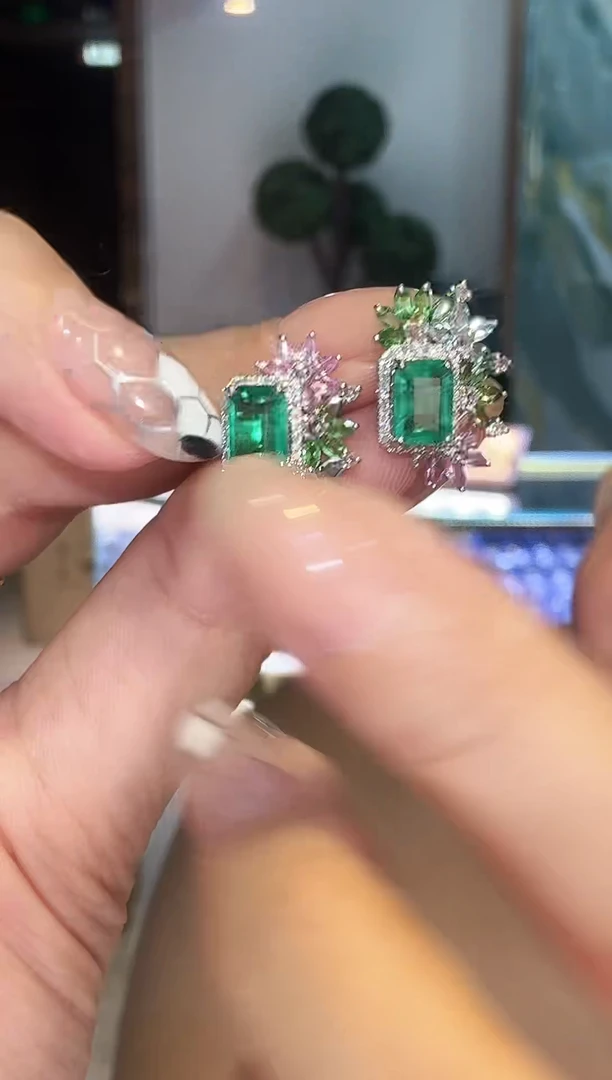 18K金镶嵌耳饰祖母绿1.66ct